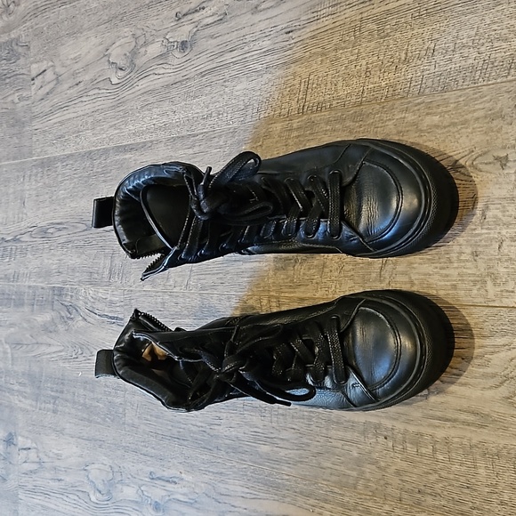 Twist & Tango size 37, US 7 Black Leather Ankle High Zip Up Boots - Picture 2 of 10